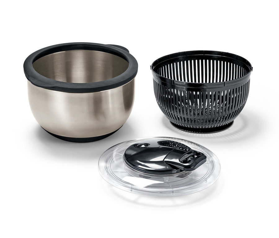 Une essoreuse à salade en inox avec couvercle, démontée en trois parties.