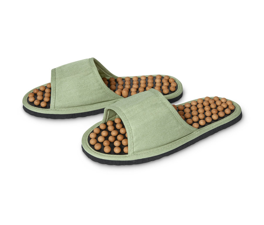 Deux sandales de massage côte à côte.