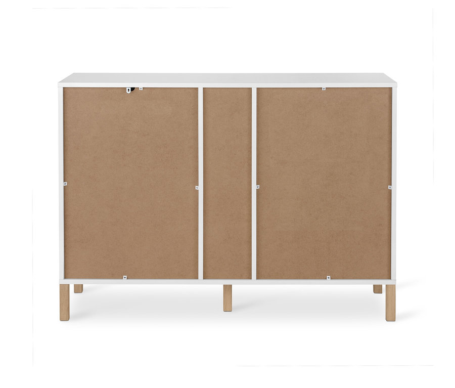 Vue arrière d'une commode blanche « Eklund » avec tiroirs et porte.