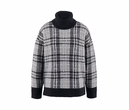 Vue détaillée d'un pull en maille à col roulé à carreaux.