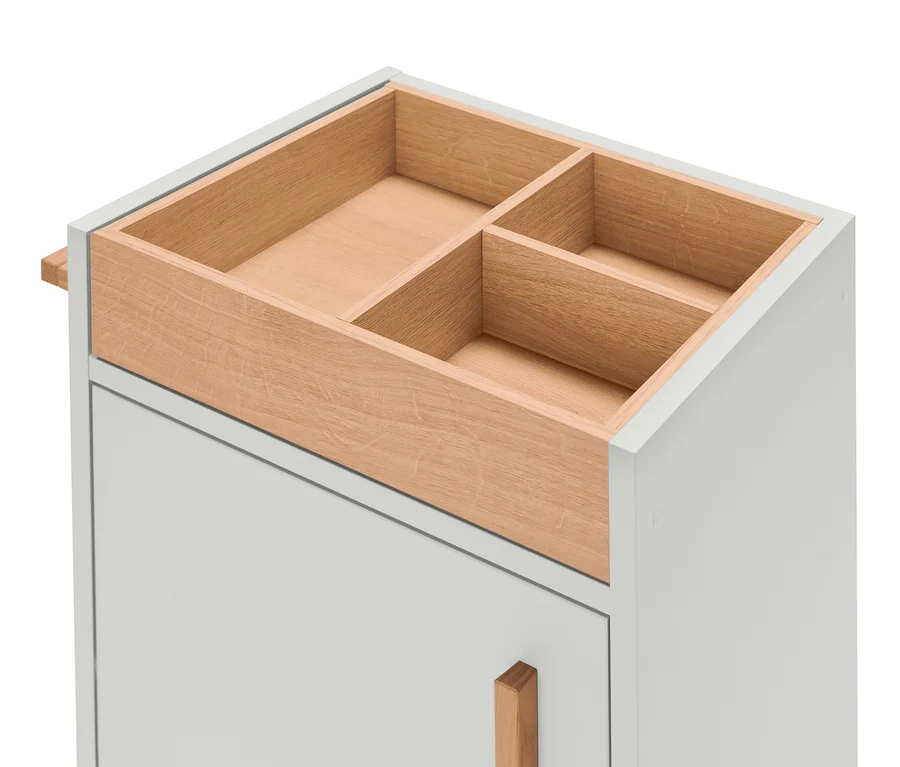 Détail du chariot de rangement pour salle de bain »Eklund«, gris clair, avec tiroir en bois divisé en quatre parties.