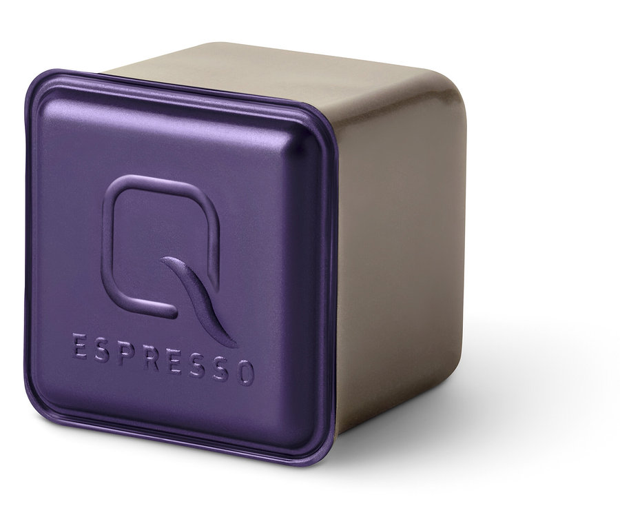 Gros plan sur une capsule individuelle de Qbo Espresso CAFEZINHO DO BRASIL.