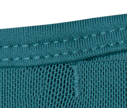 Clé dans la poche d'un legging de sport modelant vert.