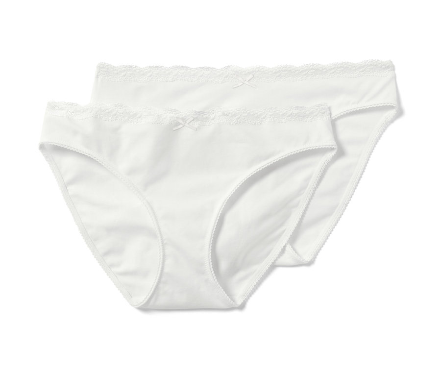 Deux slips blancs avec de la dentelle.