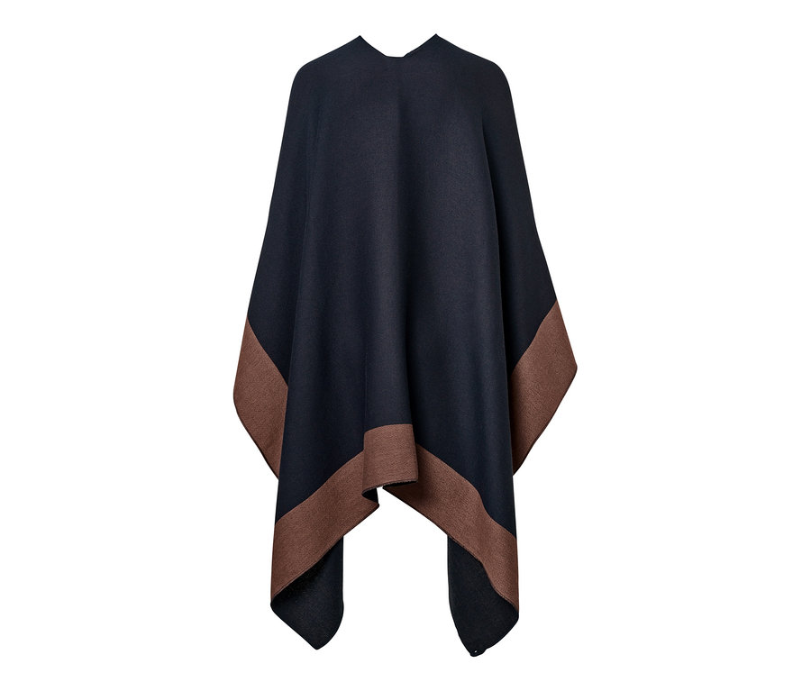 Détail d'un poncho tendance avec une bordure marron.