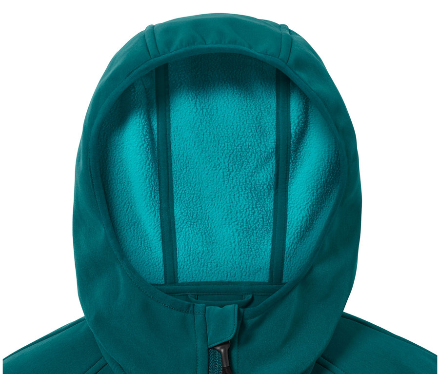 Gros plan sur la capuche d'une veste softshell.