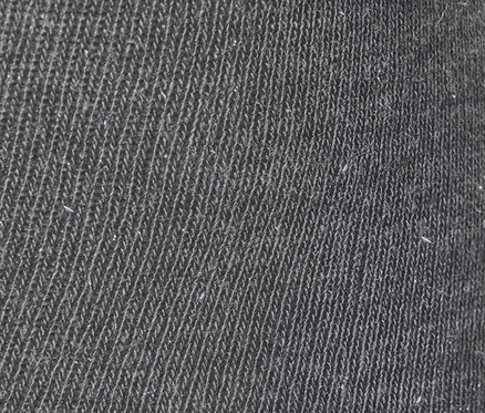 Gros plan sur la texture tricotée de 2 paires de collants en maille.