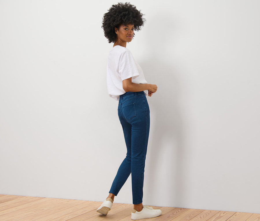 Femme regardant par-dessus son épaule et posant en jegging.