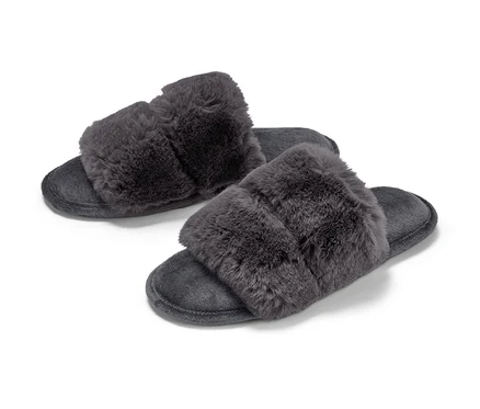Deux chaussons en peluche.