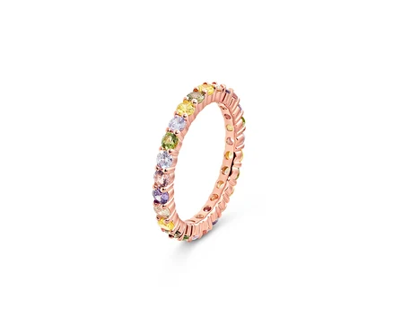 Gros plan d'une bague multicolore en argent 925.