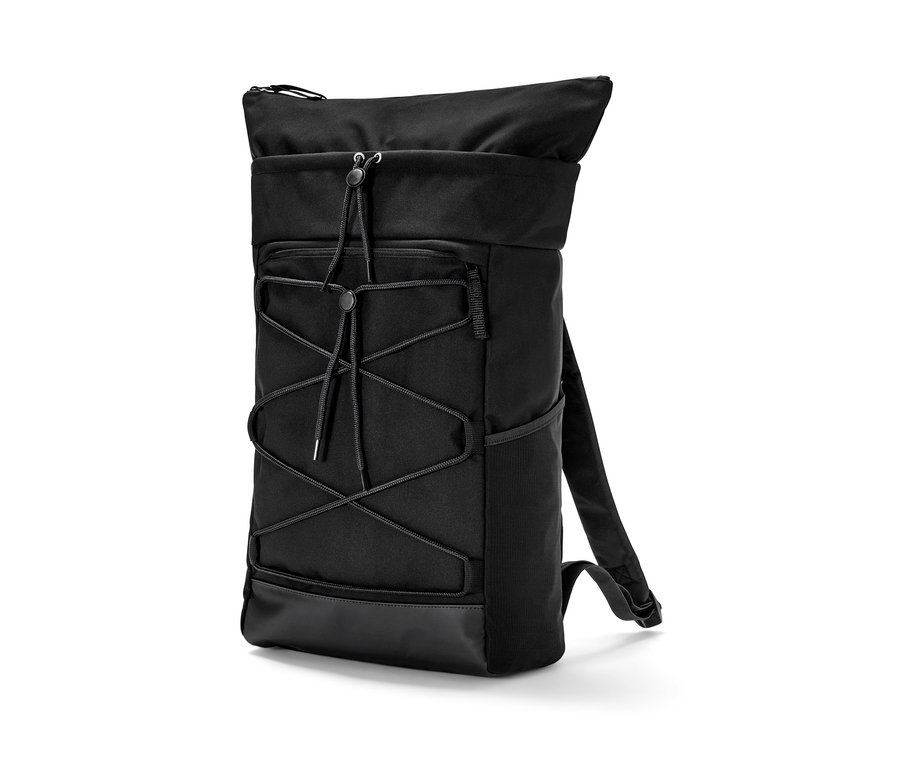 Sac à dos d’extérieur noir.