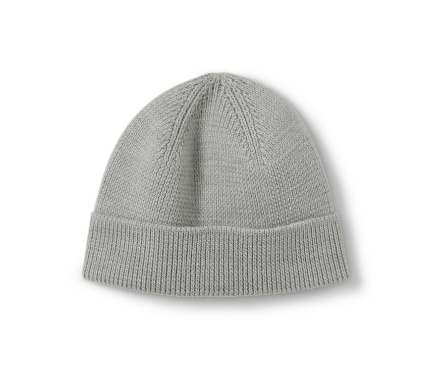Bonnet de laine en maille gris pour enfant.