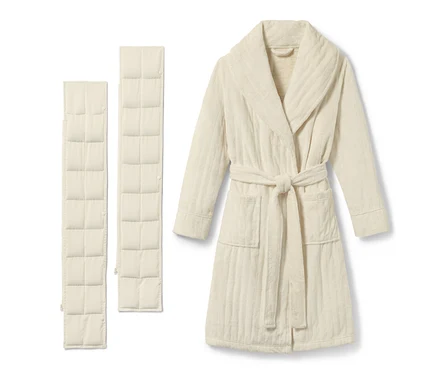 Un peignoir blanc avec deux poids.