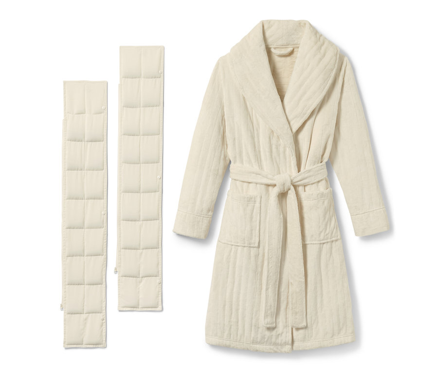 Un peignoir blanc avec deux poids.