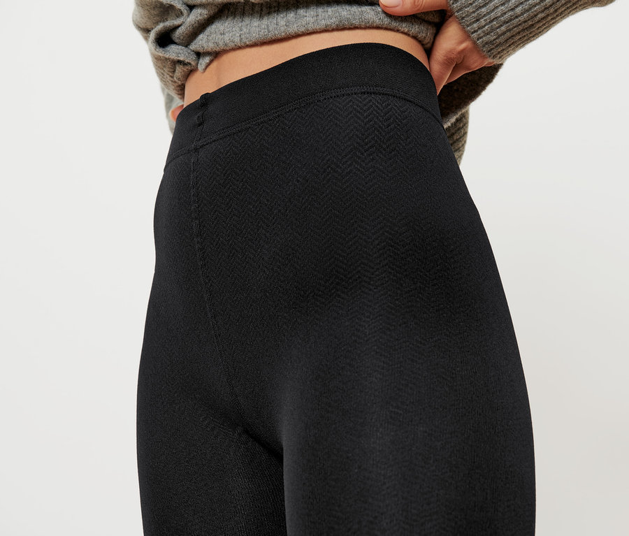 Gros plan d'une femme portant un legging thermique avec relief.