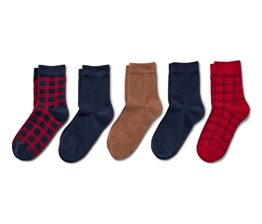 Cinq paires de chaussettes de différentes couleurs et motifs sont placées côte à côte.