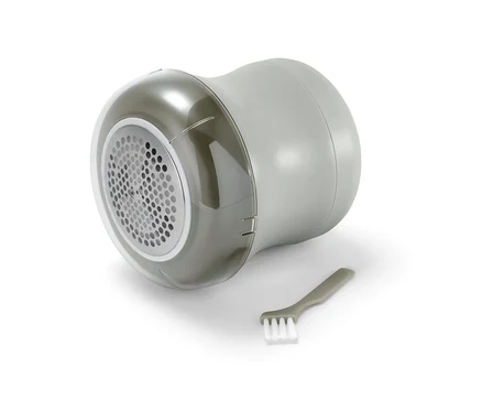 Un rasoir anti-bouloches gris et une brosse de nettoyage sur fond blanc.