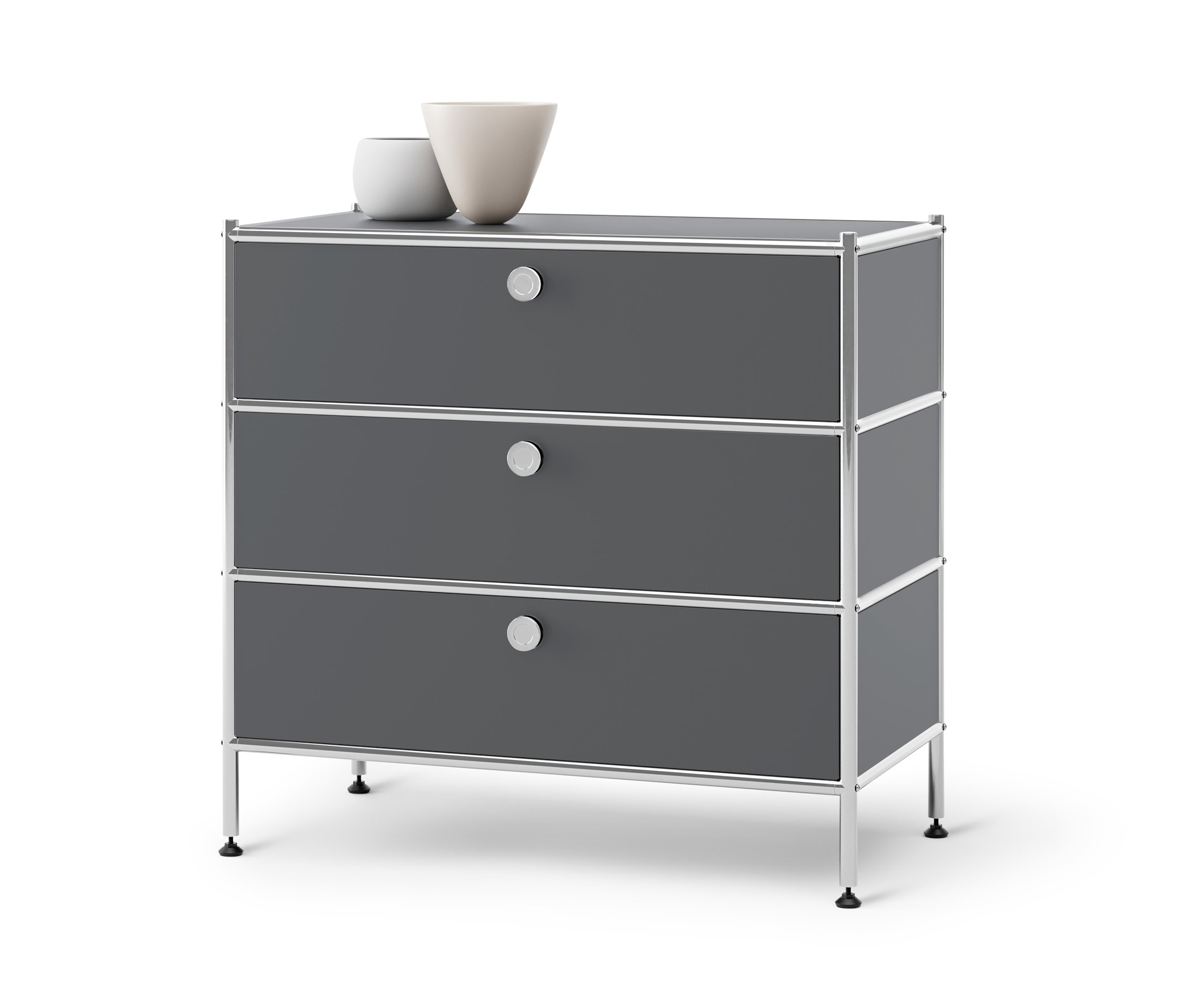 Commode en métal grise « CN3 » avec 3 tiroirs. Deux vases sont posés sur le dessus.