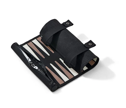 Un backgammon enroulable partiellement enroulé avec un étui noir et des triangles blancs et marrons.