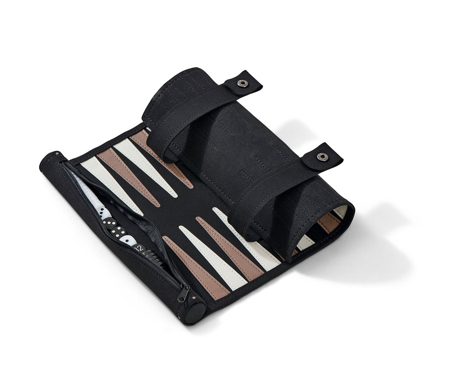 Un backgammon enroulable partiellement enroulé avec un étui noir et des triangles blancs et marrons.