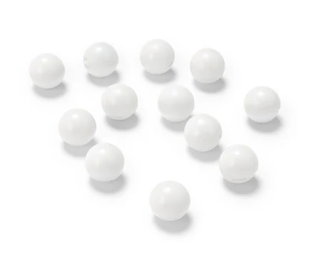 Douze petites boules à LED blanches sur fond blanc.