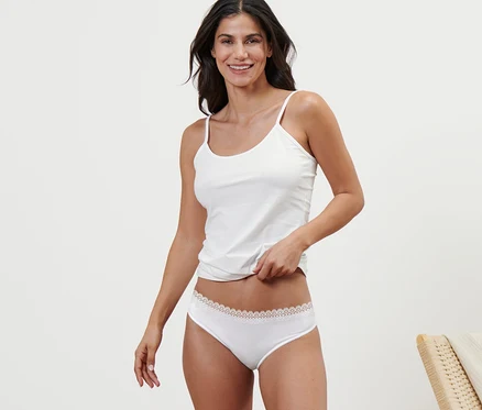 Femme portant un débardeur blanc et 2 slips blancs.