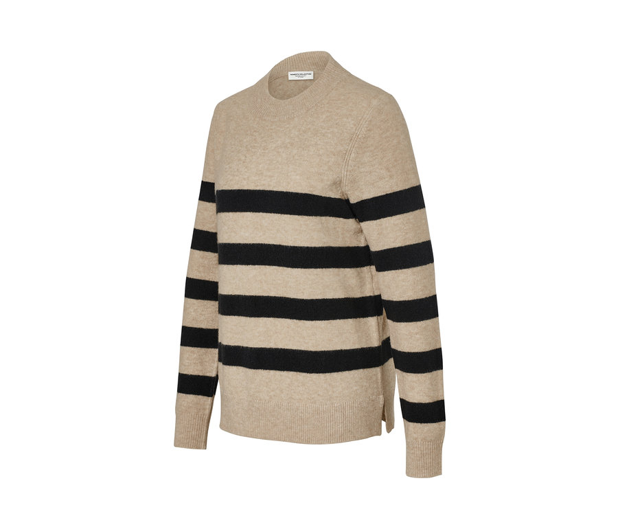Pull en maille beige à rayures noires.