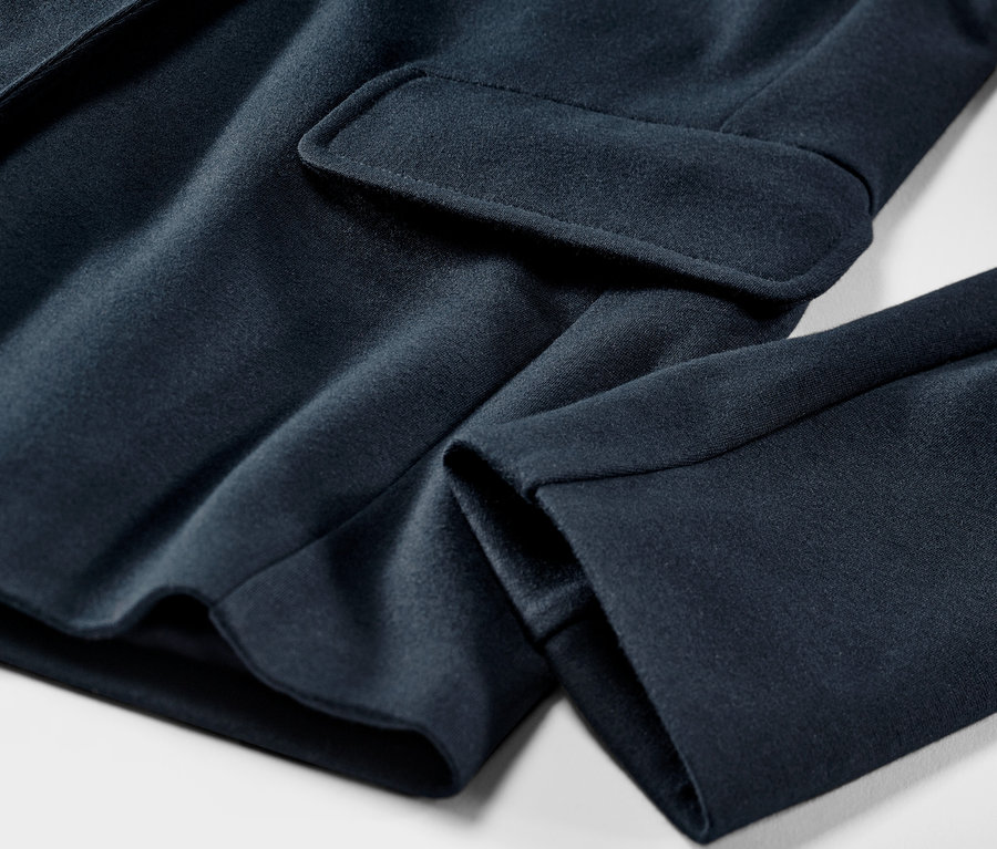 Vue détaillée d'un blazer en jersey.