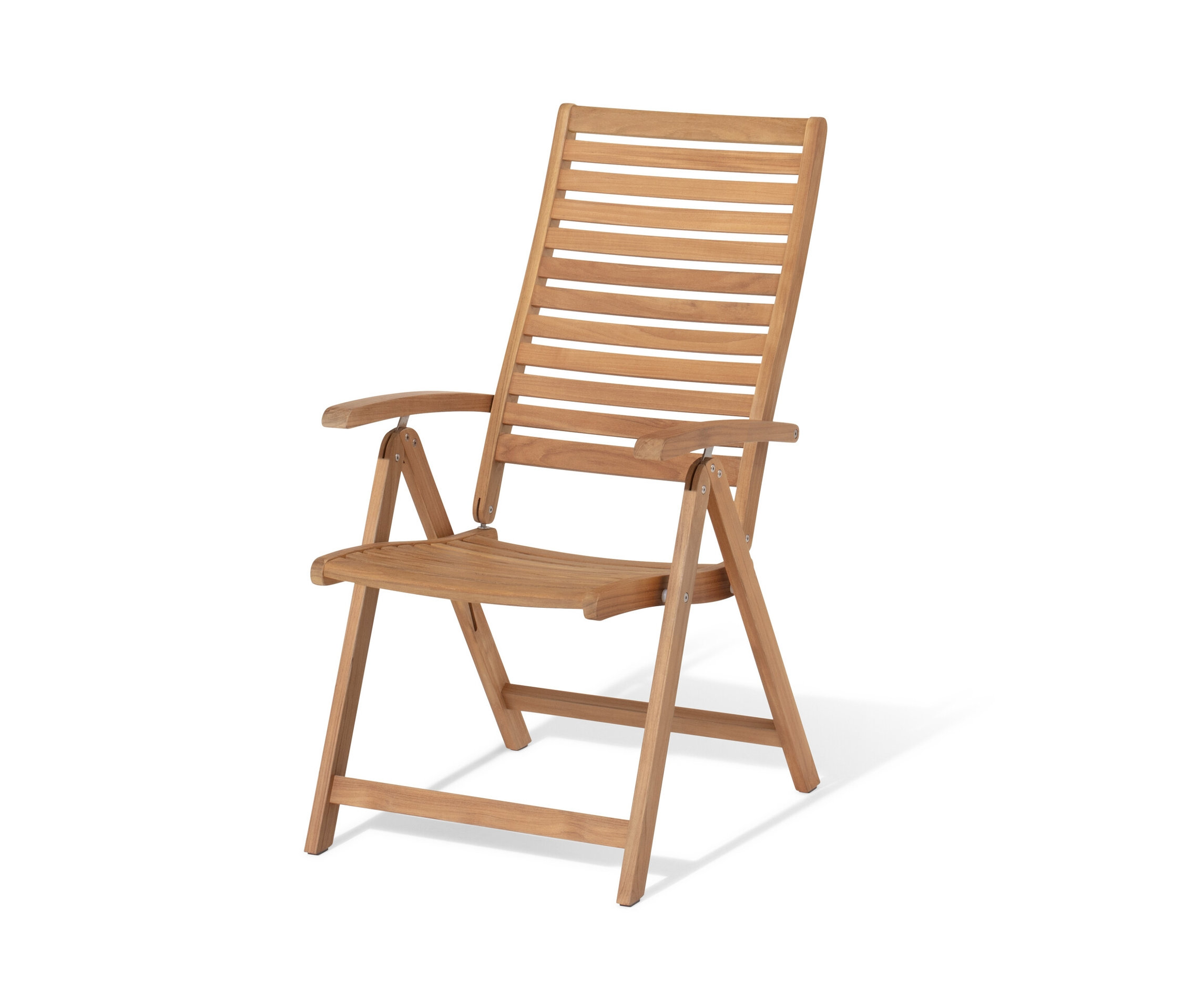 Une chaise haute en teck avec dossier réglable sur fond blanc.