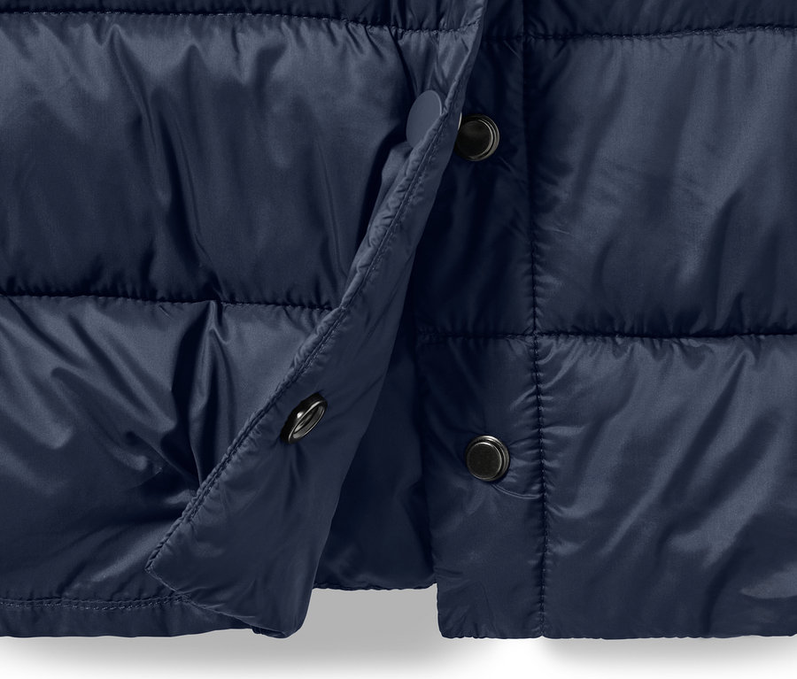 Gros plan sur un manteau matelassé à capuche bleu foncé avec fermeture à boutons.