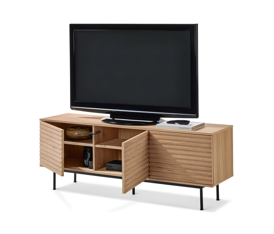 Un téléviseur est posé sur un meuble TV bas »Finnsbo« avec un aspect lamellé, dont les portes sont ouvertes.