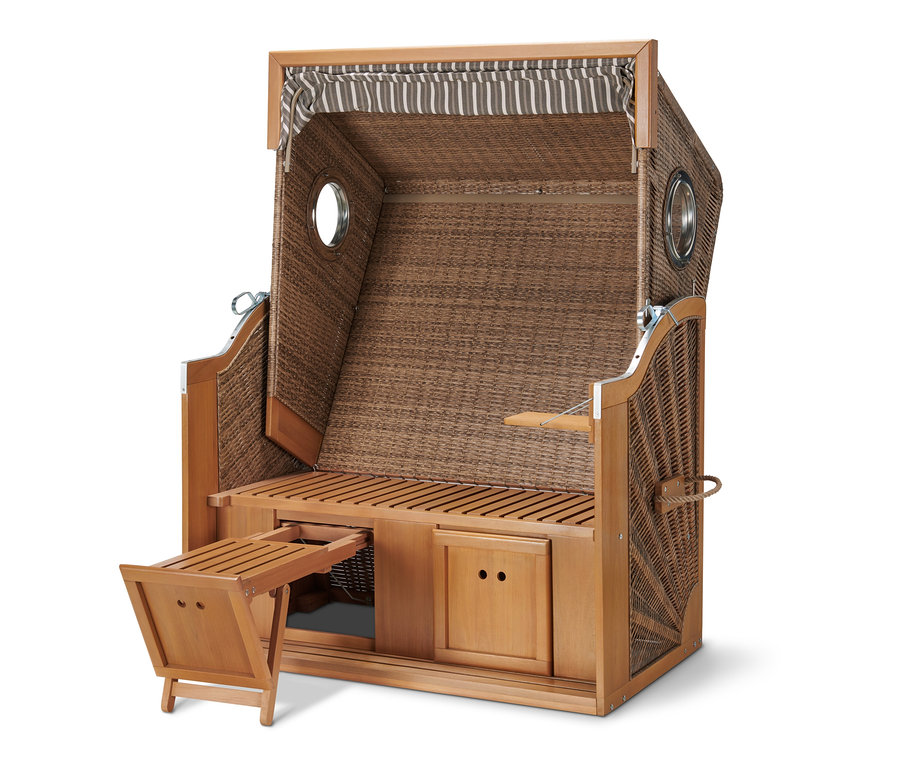 Gros plan d'une corbeille de plage premium XL avec table rabattable. Le panier a une structure en osier marron et une table rabattable.