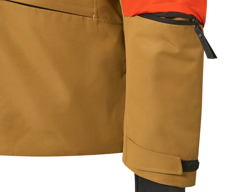 Détail d'une veste de ski orange et marron.