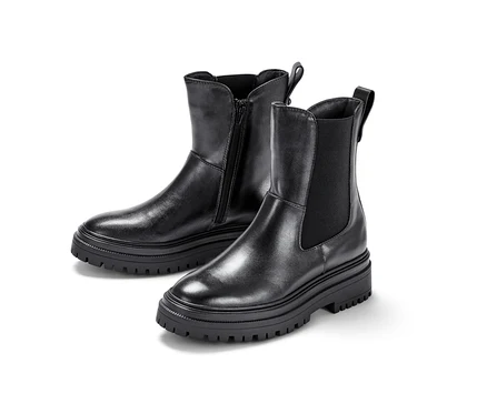 Deux bottines en cuir à semelles épaisses.