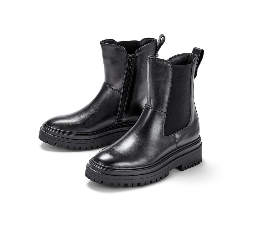 Deux bottines en cuir à semelles épaisses.