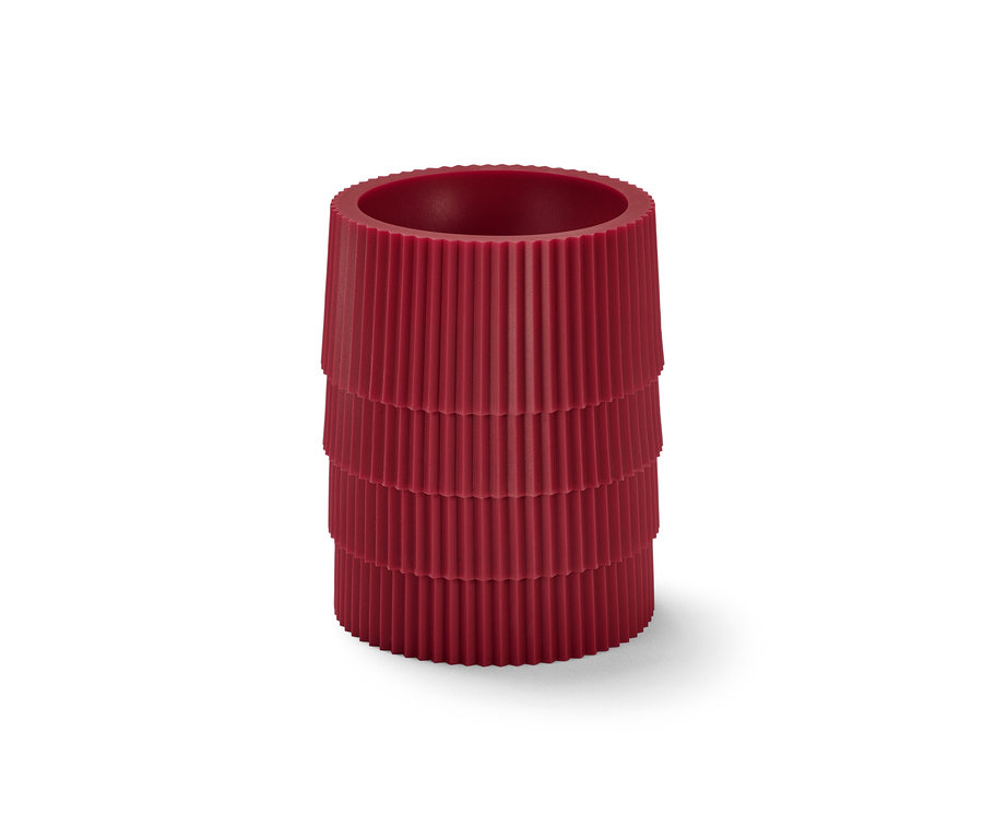 Un moule à dessert rouge, lot de 4, sur fond blanc.