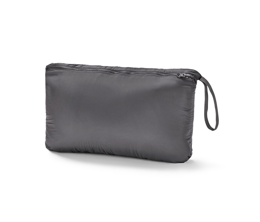 Veste matelassée à ranger grise avec fermeture éclair et boucle.