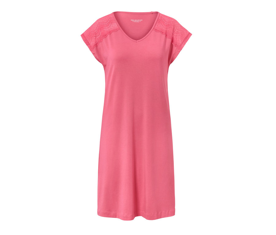 Chemise de nuit rose avec détails en dentelle aux épaules.