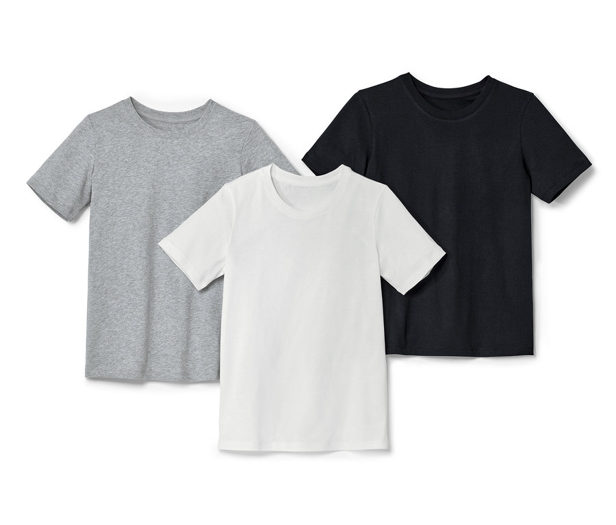 Trois t-shirts pour enfant : un gris, un blanc et un noir.