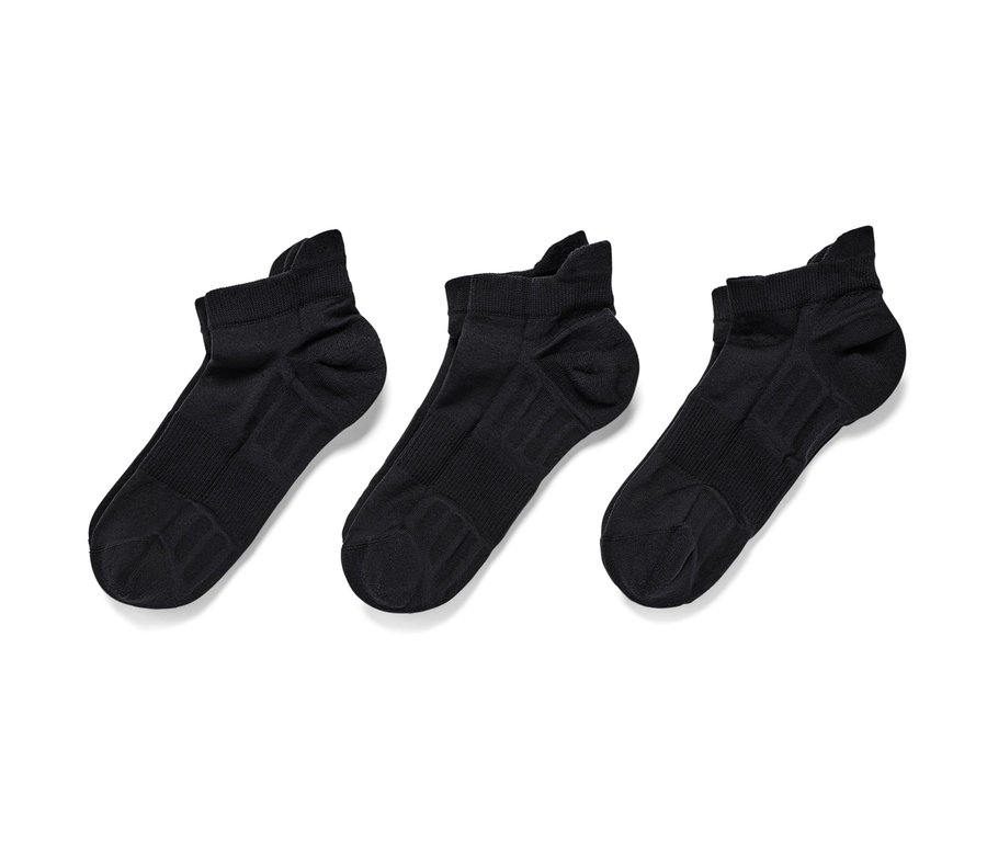 Trois paires de chaussettes de course noires.