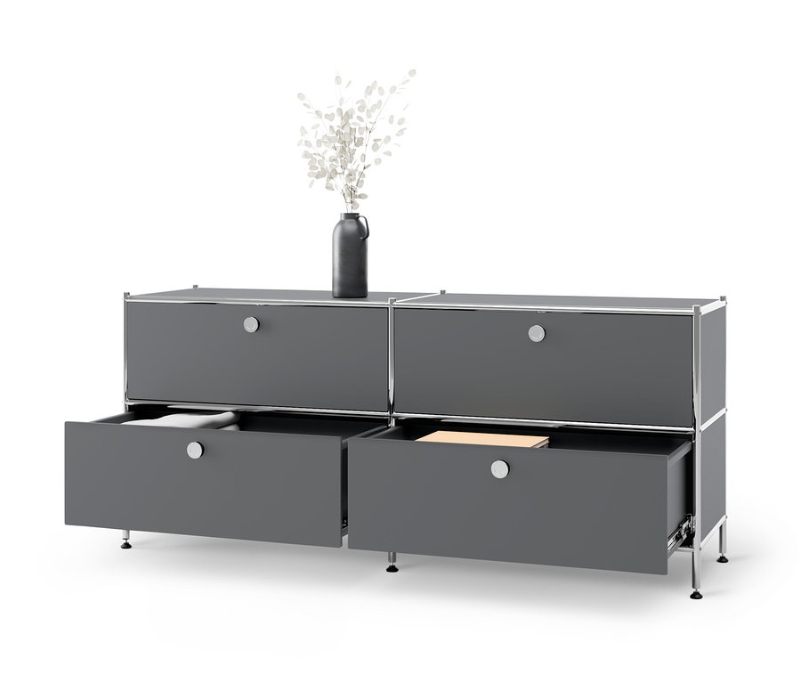 Meuble bas en métal « CN3 » gris avec 4 tiroirs dont deux ouverts.