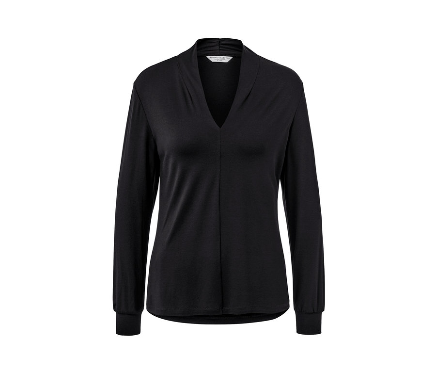 Blouse noire avec encolure en V.