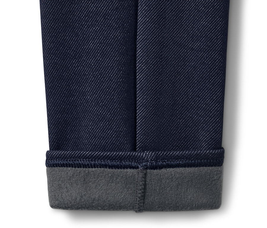 Gros plan sur le bas d'un legging doublé à l’aspect jean.