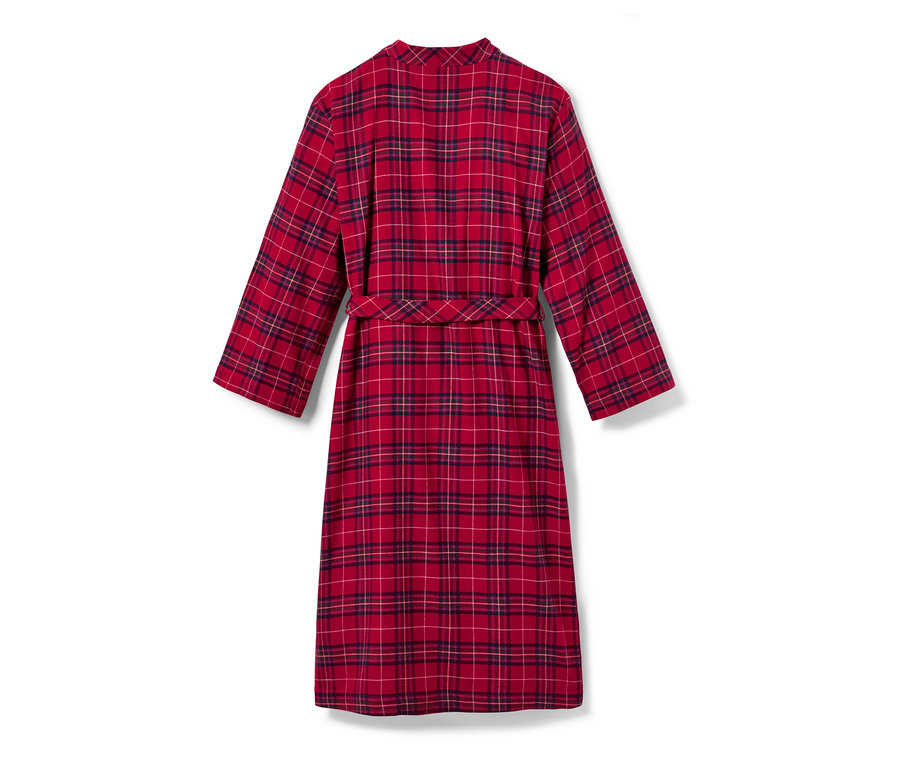 Une robe de chambre en flanelle rouge à carreaux avec une ceinture.
