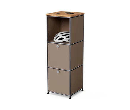 Commode étroite en métal « CN3 » avec plateau en bois et 2 abattants, taupe. Un casque blanc est visible dans le compartiment supérieur ouvert.