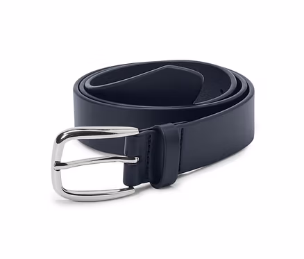 Ceinture en cuir enroulée avec une boucle argentée brillante.