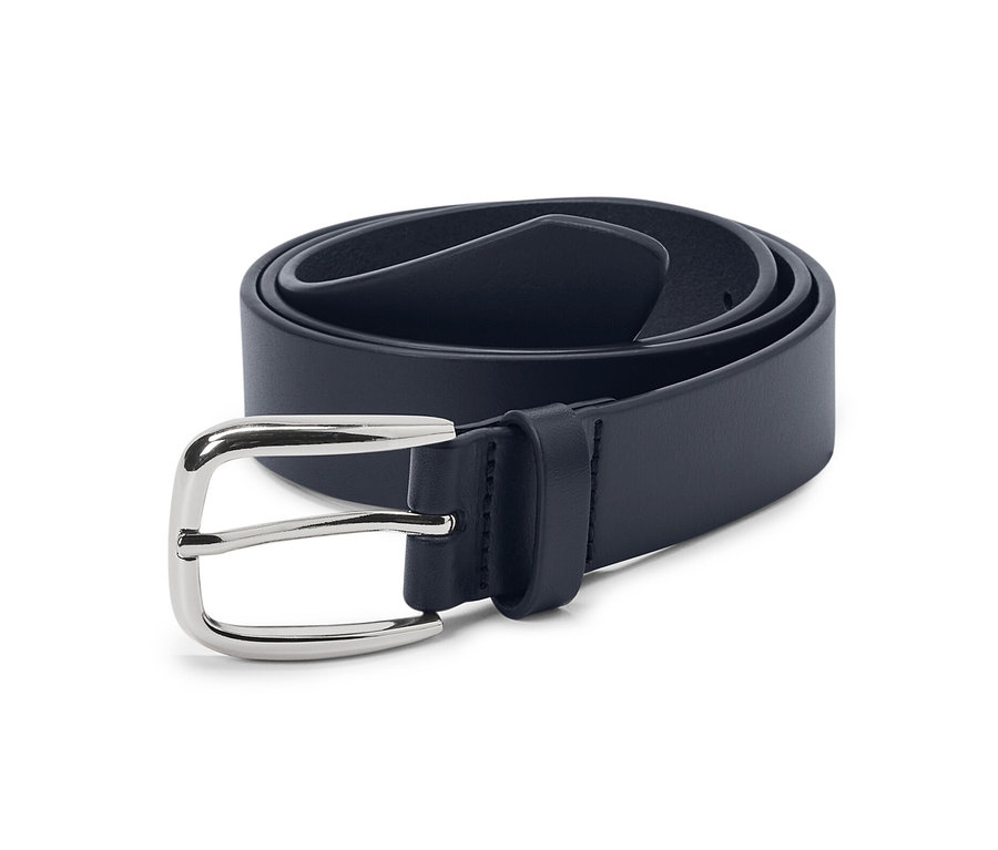 Ceinture en cuir enroulée avec une boucle argentée brillante.