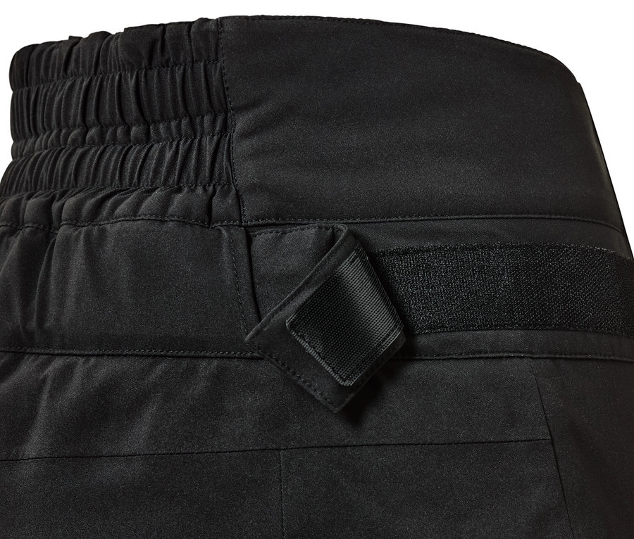 Détail d'un pantalon de ski taille haute.