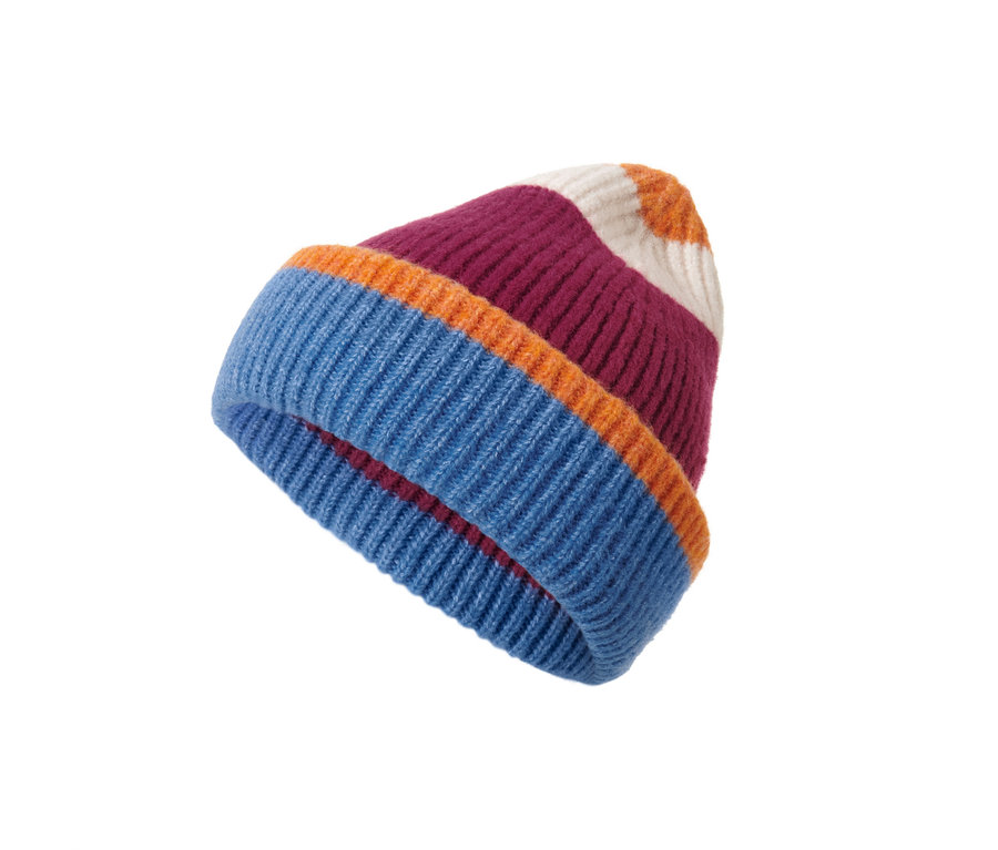 Un bonnet en maille avec un bord bleu, une bande orange et un haut bordeaux.
