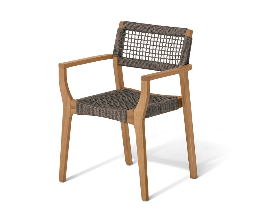 Une chaise de salle à manger empilable avec un tissage textile et des accoudoirs en bois.